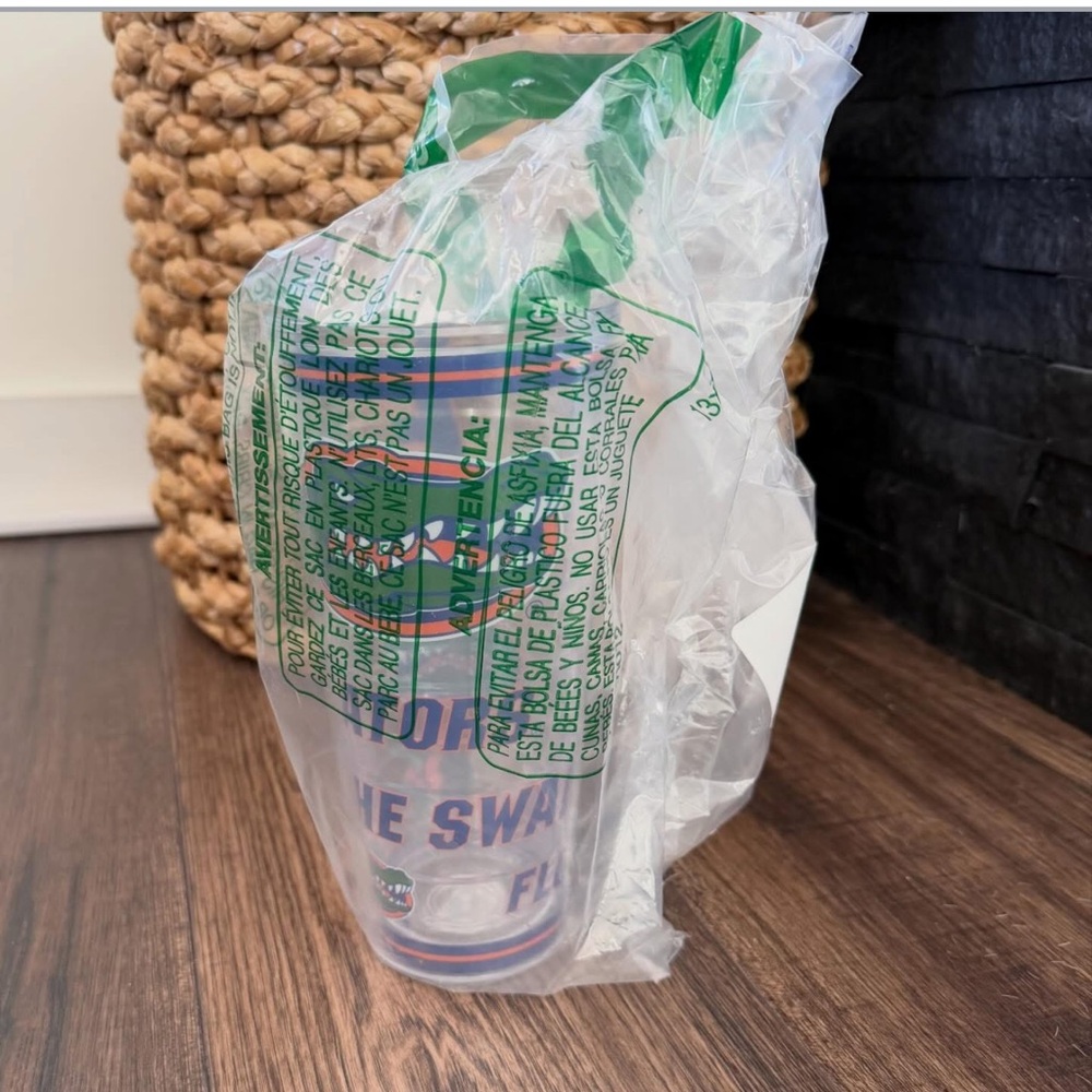Florida
Gators large plastic cup 22oz tumbler new